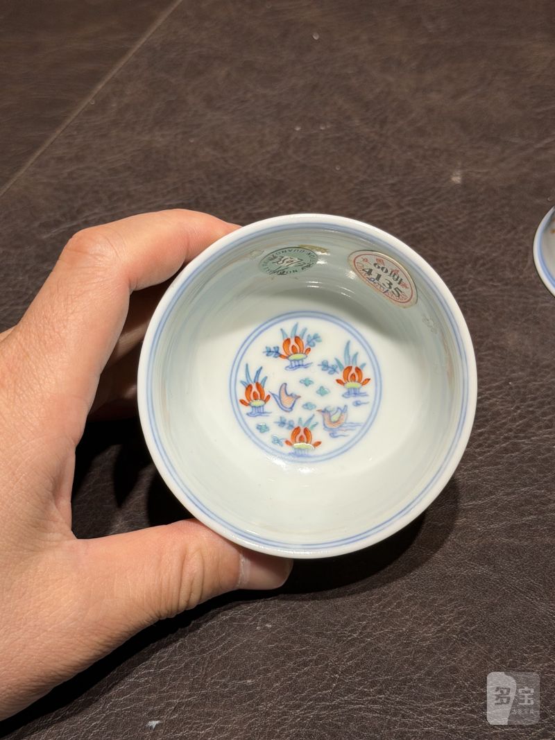 清中期 “三和堂制”款斗彩莲池鸳鸯纹茶圆一对 - 图7
